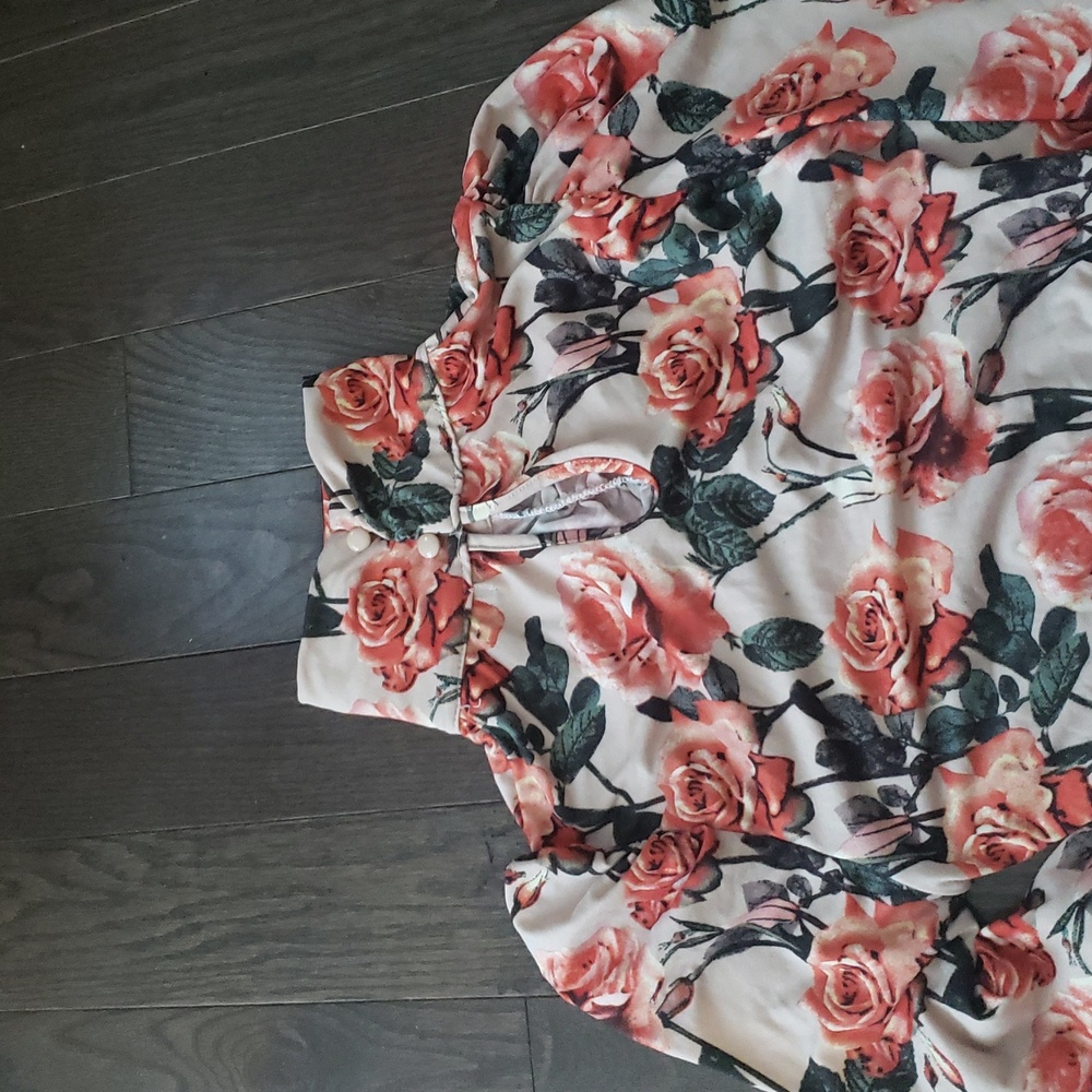 Beautiful Floral Top - Picture 4 of 4